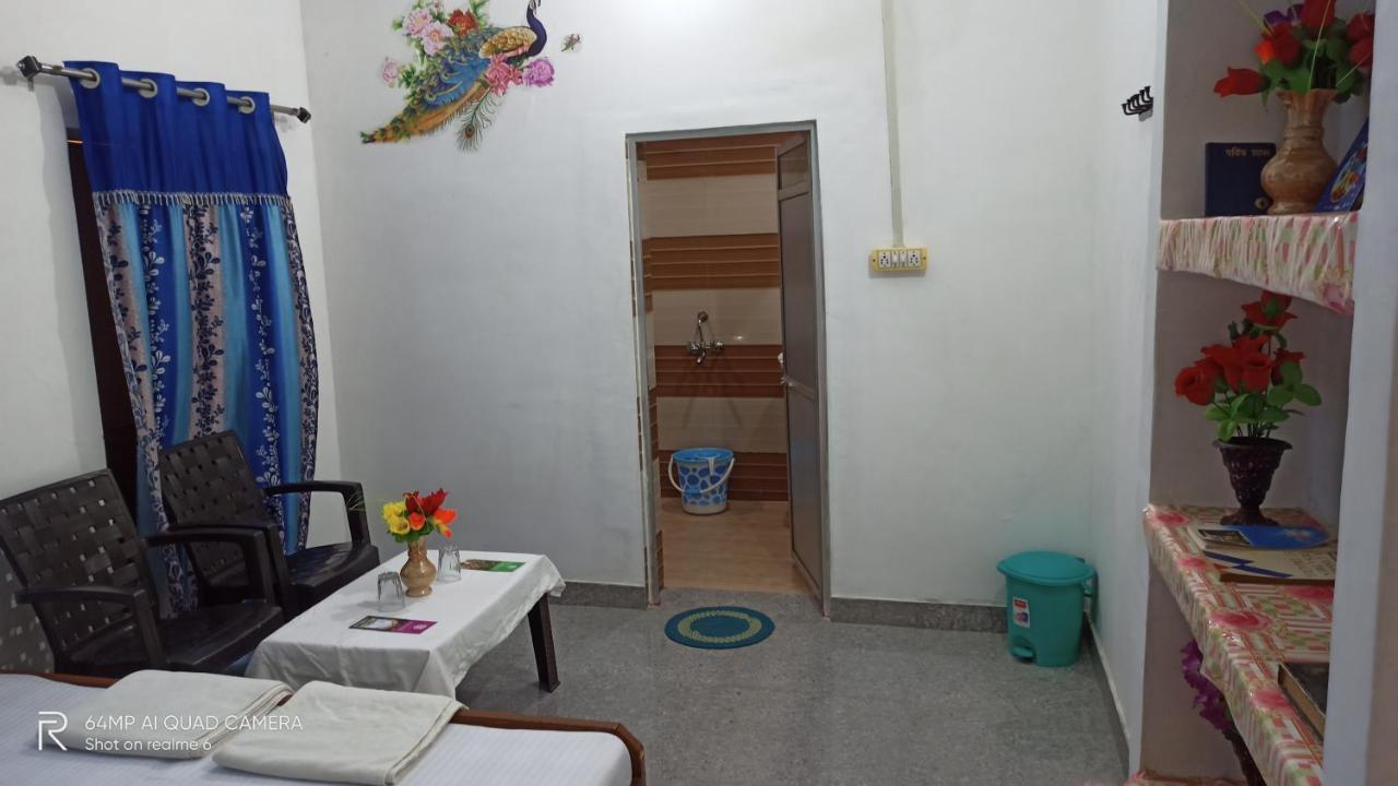 Hostel Buddha Khajurāho Exteriör bild